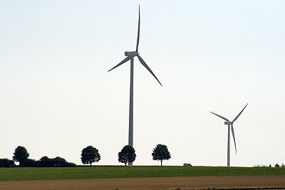 Deux éoliennes dans les champs - St Quentin dans l'Aisne - © Norbert Pousseur