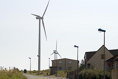 Eoliennes aux abords d'un village - St Quentin dans l'Aisne - © Norbert Pousseur