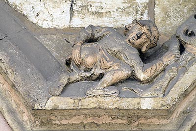 Homme se frottant les fesses  dénudées - St Quentin dans l'Aisne - © Norbert Pousseur