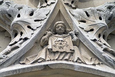 Personnage présentant le St Suaire - St Quentin dans l'Aisne - © Norbert Pousseur