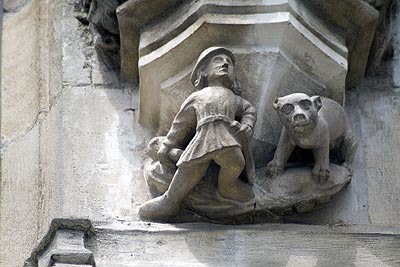 Personnage à l'ours - St Quentin dans l'Aisne - © Norbert Pousseur