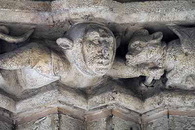 Animal ailé tenu au collier - St Quentin dans l'Aisne - © Norbert Pousseur