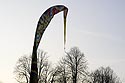 Voile peint sur fond d'arbres hivernaux - Brugg en Suisse - © Norbert Pousseur