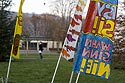 Voiles étendards plantés en ligne - Brugg en Suisse - © Norbert Pousseur