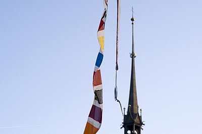 Voile - étendard et pignon de clocher - Brugg en Suisse - © Norbert Pousseur