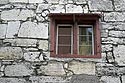 PFenêtre sur mur de pierres apparentes - Aarau   - © Norbert Pousseur