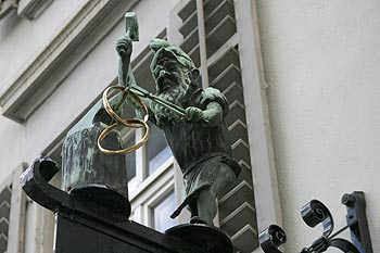 Enseigne de bijoutier avec nain martelant des alliances - Aarau - © Norbert Pousseur