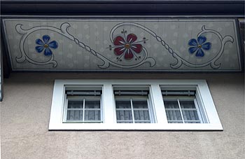 Décor d'avant-toit avec motifs de fleurs d'une maison d'Aarau - © Norbert Pousseur