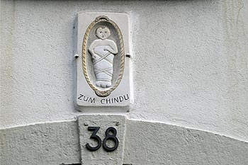 Enfant emmailloté en médaillon au-dessus d'une porte - Aarau - © Norbert Pousseur