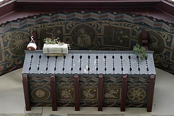 Avant-toit et balconnet décorés - © Norbert Pousseur