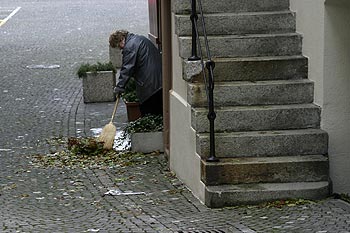 Femme balayant devant sa porte - Aarau - © Norbert Pousseur