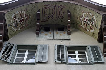 Décor d'avant-toit de maison d'Aarau avec sigle E M et blasons - © Norbert Pousseur