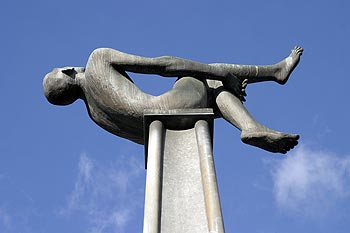 Sculpture contemporaine, humain vers le ciel - Aarau - © Norbert Pousseur
