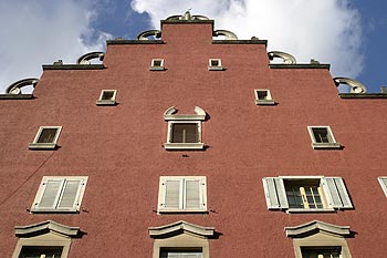 façade rouge à toit échancré - Aarau - © Norbert Pousseur