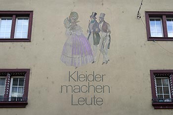 Décor de façade de maison d'Aarau avec personnages en habits du 19ème siècle - © Norbert Pousseur
