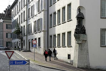 Statue moderne en coin de rue  - Aarau -  - © Norbert Pousseur