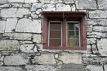 Fenêtre sur mur de pierres apparentes - Aarau   - © Norbert Pousseur