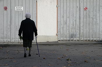 Femme agée avec canne - Aarau - © Norbert Pousseur