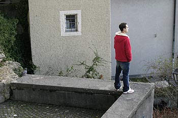 Jeune homme en rouge, sur muret - Aarau - © Norbert Pousseur