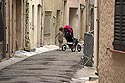 Enfant et poussette dans une rue de Trans en Provence - © Norbert Pousseur