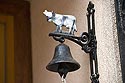 Cloche d'entrée à la vache - © Norbert Pousseur