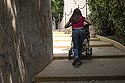 Poussant sa poussette dans une ruelle piétonne pentue - © Norbert Pousseur