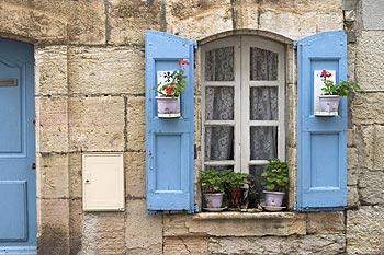 Fenêtre et volets fleuris - © Norbert Pousseur - © Norbert Pousseur