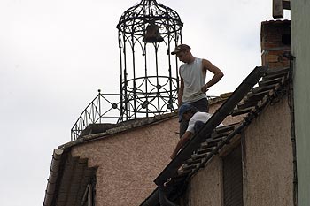 Travaux sur les toits de Trans - © Norbert Pousseur