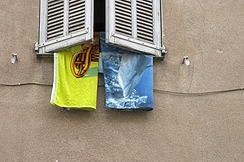 Serviettes de bain sêchant derrière des volets de Trans en Provence - © Norbert Pousseur - © Norbert Pousseur