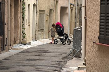 Enfant et poussette dans une rue de Trans en Provence - © Norbert Pousseur - © Norbert Pousseur