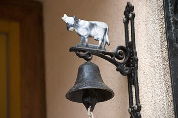 Cloche d'entrée à la vache - © Norbert Pousseur - © Norbert Pousseur