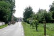 Cyclistes sortant de Villeneuve-Le-Comte - © Norbert Pousseur