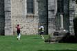 Jeux d'enfants sur la pelouse de l'église - Villeneuve le Comte - © Norbert Pousseur