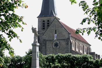 Monument aux morts devant l'église - Villeneuve le Comte - © Norbert Pousseur