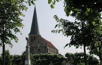 L'église sur la place centrale - Villeneuve le Comte - © Norbert Pousseur