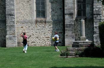 Jeux d'enfants sur la pelouse de l'église - © Norbert Pousseur