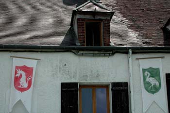 Banderoles à armoiries façade de café - Villeneuve-Le-Comte - © Norbert Pousseur