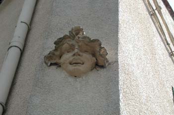 Visage sur un coin de la place de l'église - Villeneuve-Le-Comte - © Norbert Pousseur