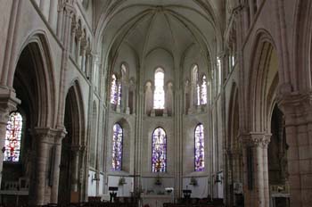 Nef centrale de l'église de Villeneuve le Comte - © Norbert Pousseur