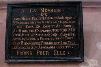 Dans l'église, plaque votive pour Dame Combaut de Dampart - © Norbert Pousseur
