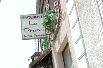 Panonceau du restaurant "La Prune" - Villeneuve-Le-Comte - © Norbert Pousseur