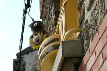 Ornement de balcon dans la rue principale- Villeneuve-Le-Comte - © Norbert Pousseur