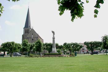 Place centrale de Villeneuve le Comte - © Norbert Pousseur