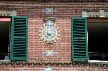 Décor de céramique de façade sur la place centrale - Villeneuve-Le-Comte - © Norbert Pousseur