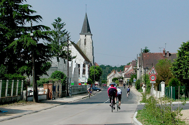© Norbert Pousseur - Seine et Marne - Villeneuve St Denis - entrée et cyclistes à Villeneuve Saint-Denis