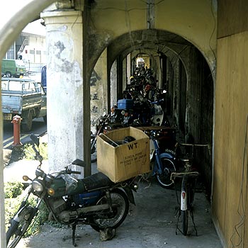 © Norbert Pousseur - Ancienne galerie marchande - parking de motos - Photographie Norbert Pousseur