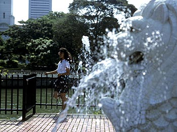 © Norbert Pousseur - Jeune fille et Merlion - Photographie Norbert Pousseur