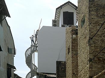 © Norbert Pousseur - Restauration d'un escalier en colimaçon, à Singapour