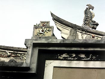 © Norbert Pousseur - Fronton de temple chinois