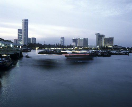 © Norbert Pousseur - Port et ville de Singapour au crépuscule